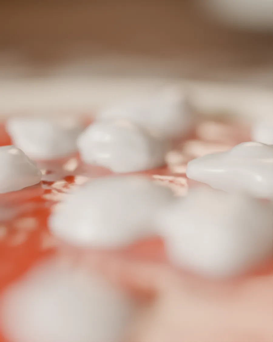 Mozzarella fior di latte proaspătă, ruptă în două